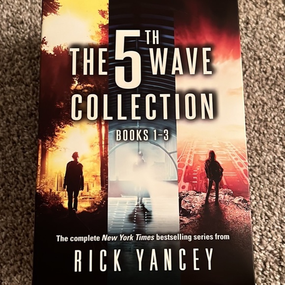 “The 5th Wave” Book Trilogy by Rick Yancey! - Picture 1 of 3